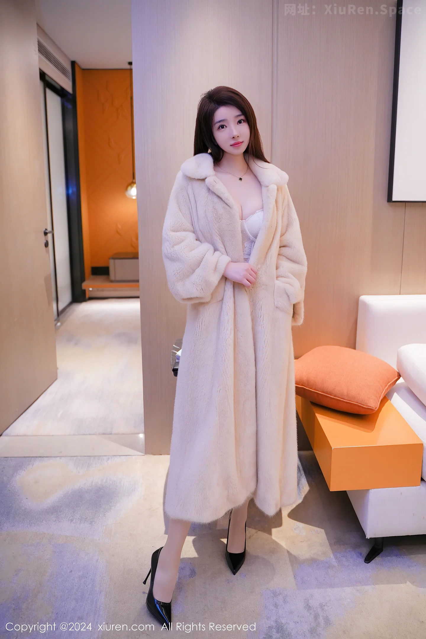 图片[2]-[XiuRen秀人网]VOL.8013 模特雨儿酱eve性感浅色睡袍露白色蕾丝内衣秀丰腴身材诱惑写真83P-秀人网官方网站